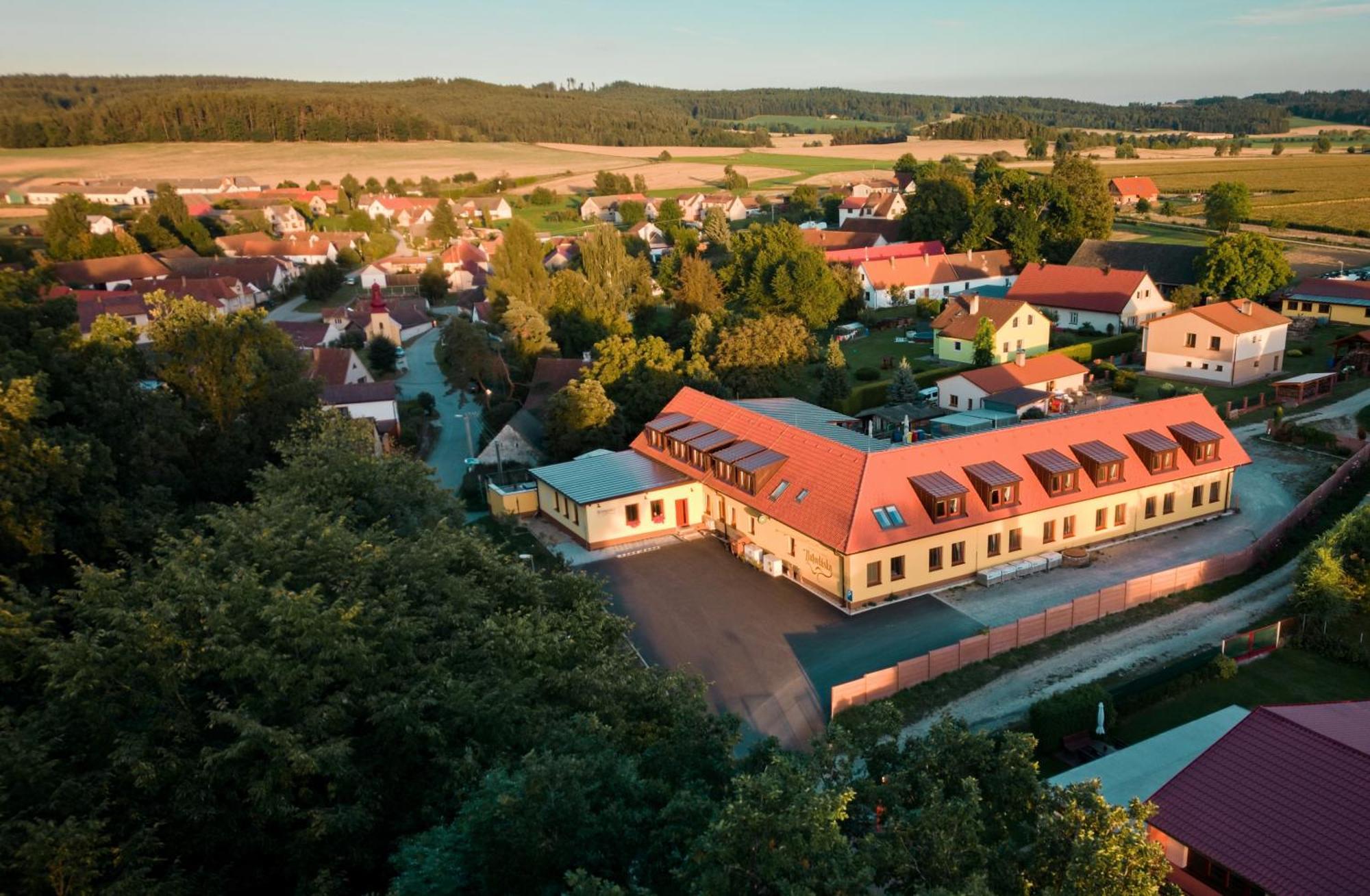 Penzion A Restaurace Zlatovlaska U Zamku Cervena Lhota Jizna Εξωτερικό φωτογραφία