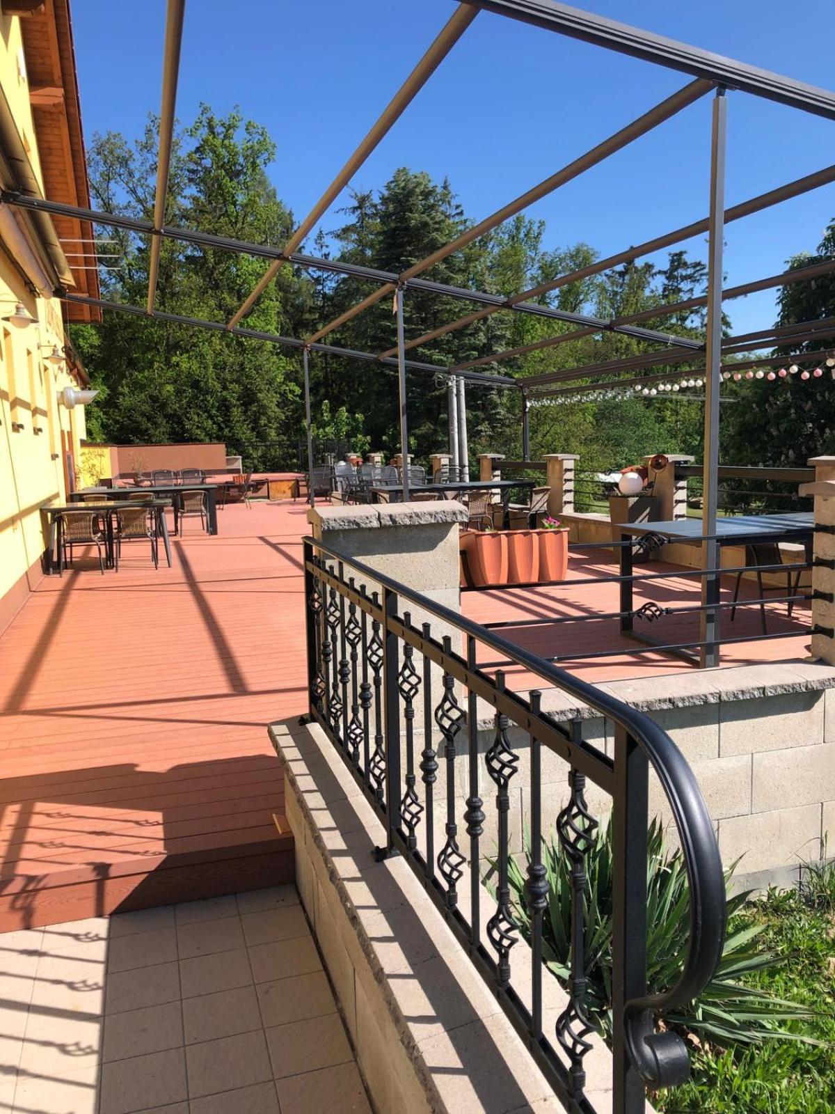 Penzion A Restaurace Zlatovlaska U Zamku Cervena Lhota Jizna Εξωτερικό φωτογραφία